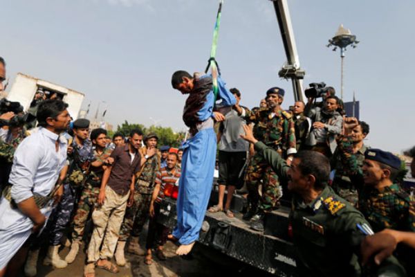 Yemen'de tecavüzcü Tahrir Meydanı'nda asıldı