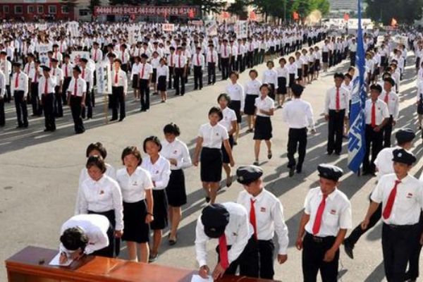 Kuzey Kore'de öğrenciler orduya için sıraya girdi