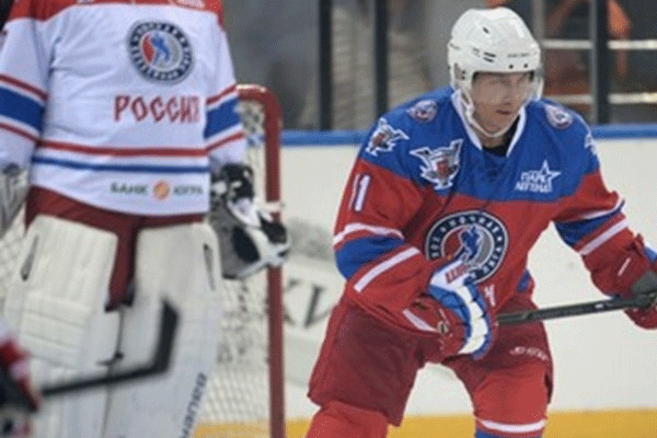 Putin, buz hokeyi oynadı