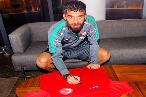 Millilerden Aziz Sancar’a imzalı forma