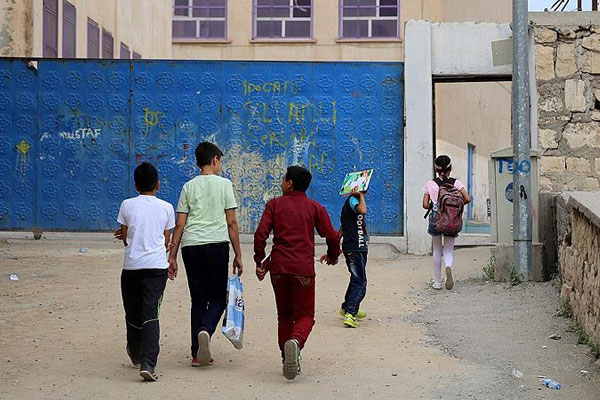 Adana'da okul önünde silahlı eylem