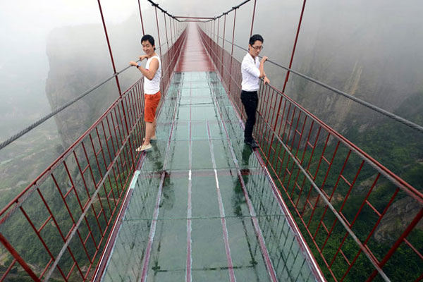 Cam köprü fazla dayanamadı