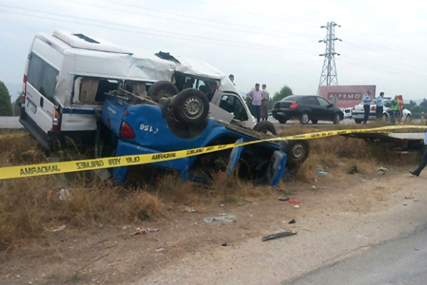 İzmir'de trafik kazası: 13 yaralı