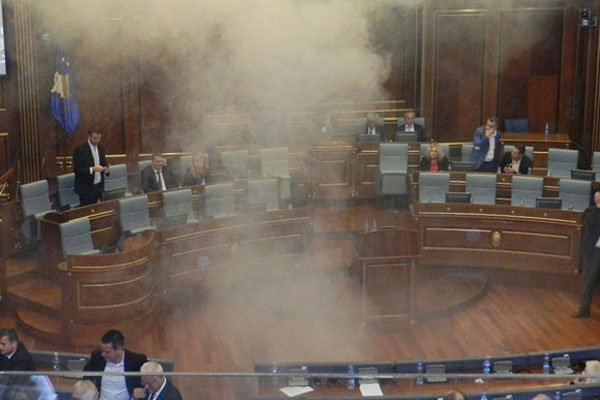 Meclisde bombalı protesto