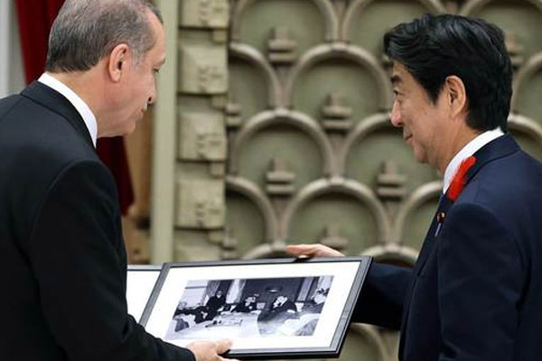 Abe'den Erdoğan'a anlamlı hediye