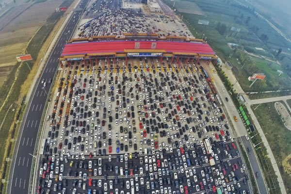 Bayram trafiği 50 şeritli yolu felç etti