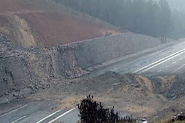 Yola döşenen bomba imha edildi