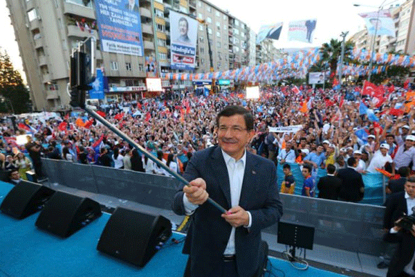 Davutoğlu mitingde selfie çekti
