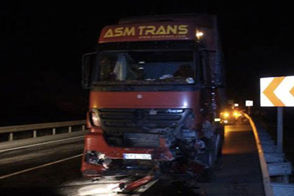 Tır ve otomobil çarpıştı