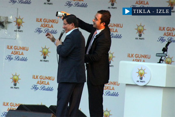 Davutoğlu'ndan mitingde 'özçekim' sürprizi