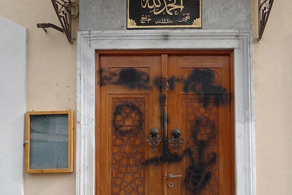 Yunanistan'da camiye ırkçı saldırı