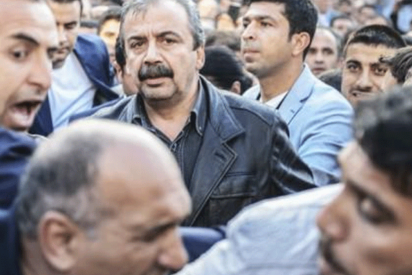 Sırrı Süreyya Önder polisle tartıştı(Video)