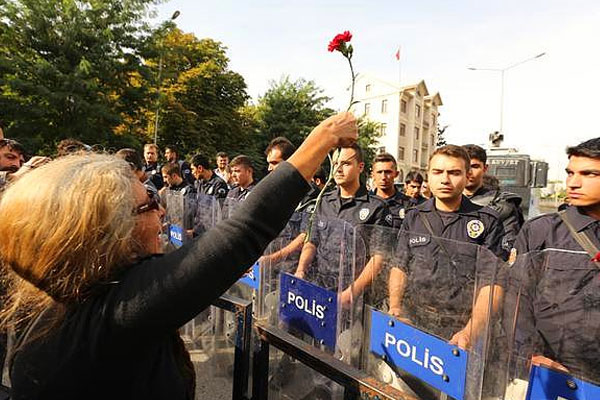 Karanfilli anmaya polis engeli