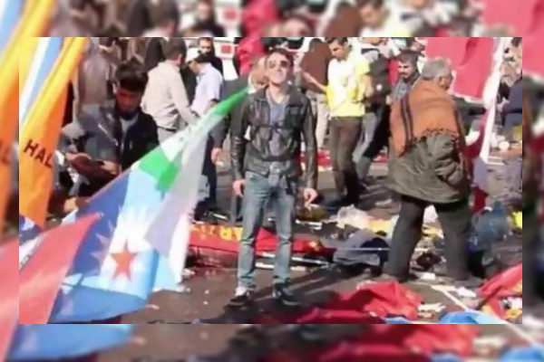 Katliamın ortasında gülerek poz verdi!