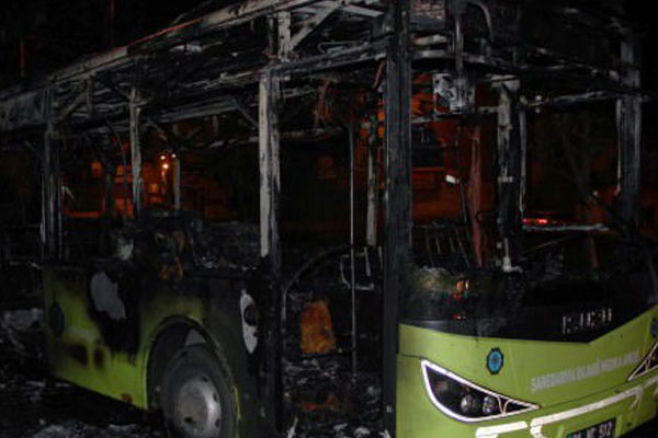 İçi yolcu dolu otobüsü yaktılar