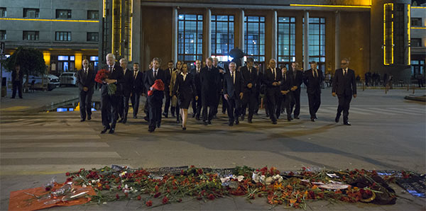 27 Büyükelçi 97 karanfil bıraktı