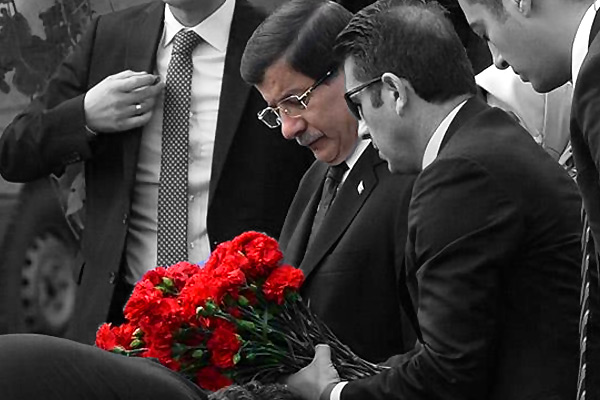 Başbakan karanfil bıraktı