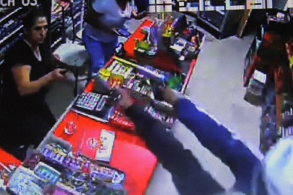 Kadın esnaf gaspçıları bıçakla kovaladı