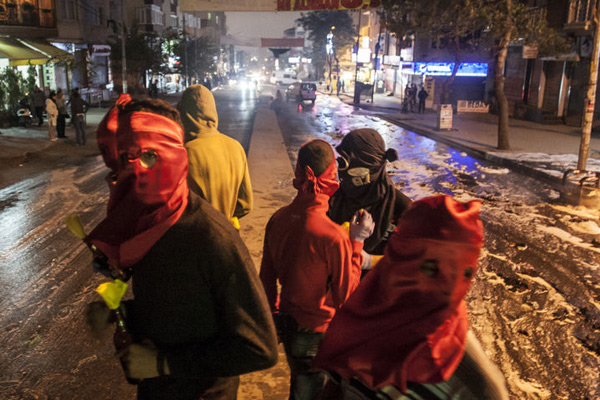 Terörü protesto edenler yakıp yıktılar