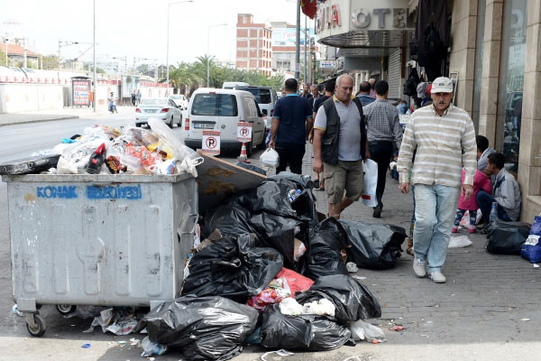 Grev İzmir'i çöp içinde bıraktı