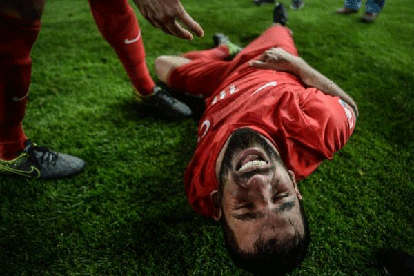 Arda Turan gözyaşlarını tutamadı