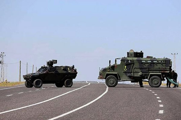 Askeri araç devrildi: 13 yaralı