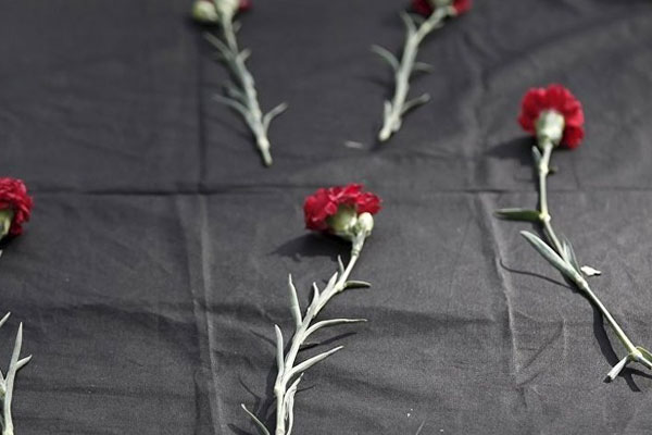 Bakan Altınok ile Vali de karanfil bıraktı