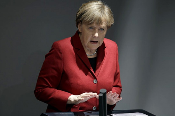 Mülteci politikası Merkel'i köşeye sıkıştırdı