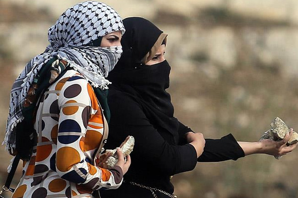 Filistin'in direnişçi kızları ateş hattında