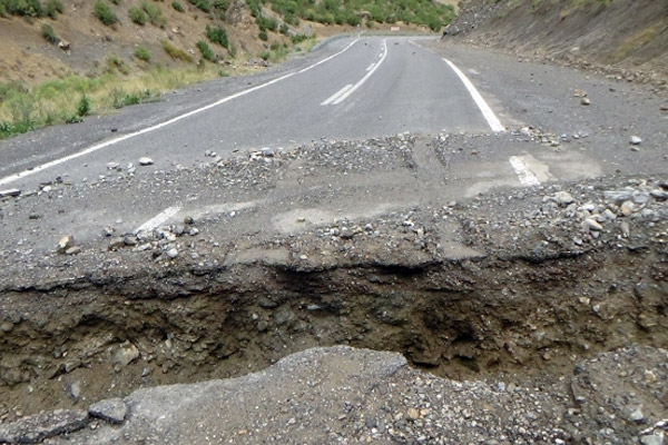 Aylardır kapalı olan karayolu görüntülendi