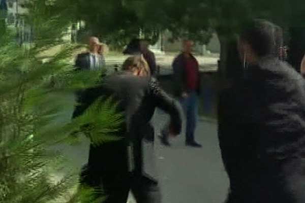 Kosova'da yumurtalı protesto