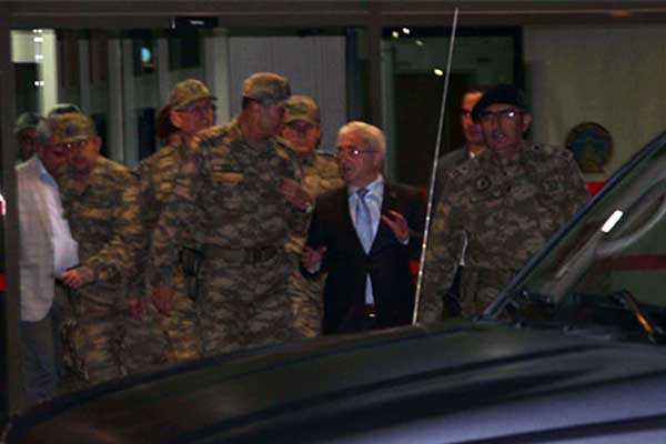 Komutanlar Suriye sınırında