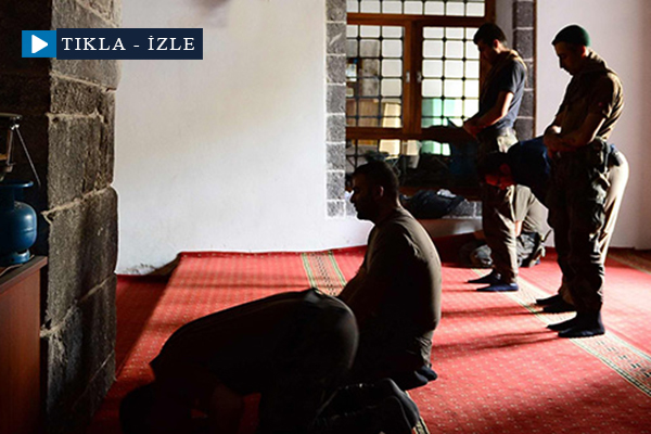 Zırhlı araçtan ezan okudu