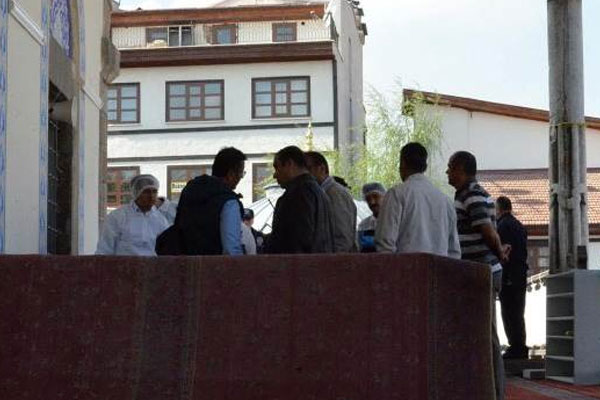 Cami avlusunda ölü bulundu