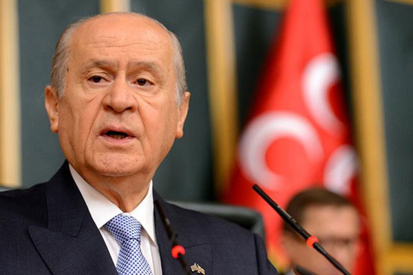 Bahçeli merak edilen çantayı açtı