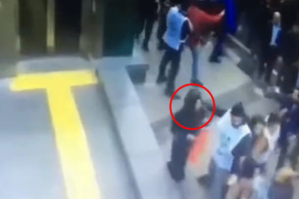 HDP'lilerden başörtülü kadına linç girişimi