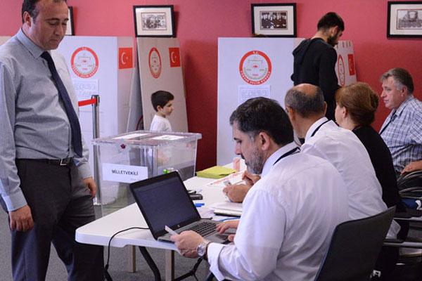 Oy verme işlemi yurt dışında sürüyor