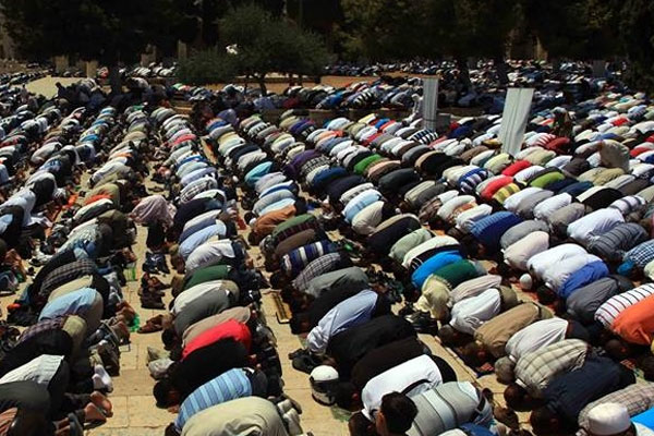 On binlerce kişi namazını sokaklarda kıldı