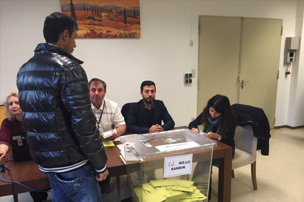 Yurt dışında oy verme işlemi sürüyor