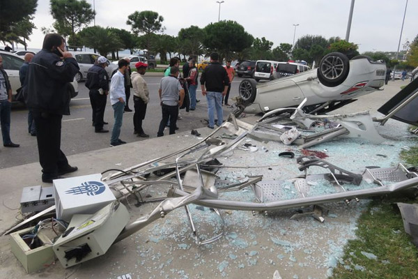 Kartal'da otomobil otobüs durağına girdi