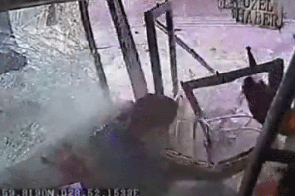 Metrobüsle cip kafa kafaya çarpıştı