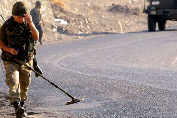 Askere bombalı saldırı: 2 şehit