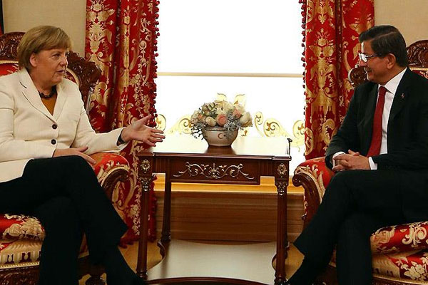 Başbakan Davutoğlu Merkel'i kabul etti