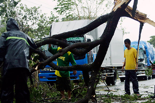 Koppu Tayfunu adeta yıktı geçti