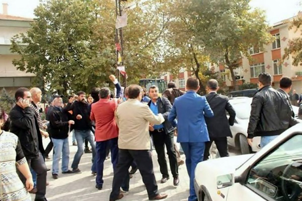 Ak Partili vekile taşlı ve yumruklu saldırı