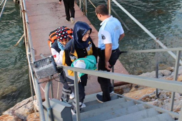 Göle düşen bebek son anda kurtarıldı