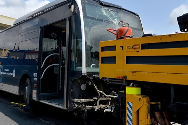 Köprüde metrobüs kazası