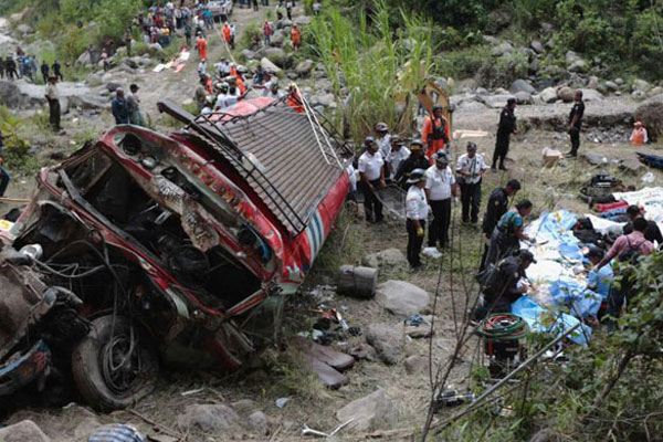 Otobüs uçuruma yuvarlandı: 14 ölü