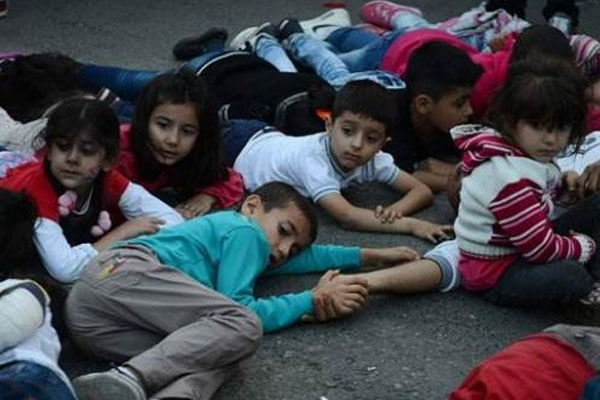 Karnını kesip aç olduğunu gösterdi