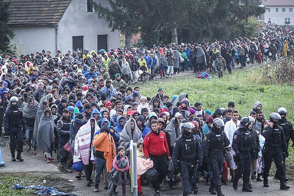 Sığınmacıların zorlu yürüyüşü